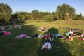 Uit in de Liemers - Yoga in het gras - Foto 1